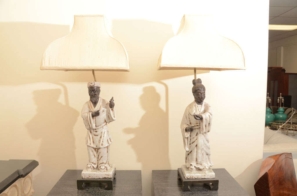 Dieses einfach atemberaubende Paar asiatischer Figurenlampen von Fantoni ist in jeder Hinsicht fabelhaft, mit Details an Händen und Gesichtern. Die Lampen sind auf Holzsockeln montiert und werden von maßgefertigten Schirmen aus Rohseide begleitet.