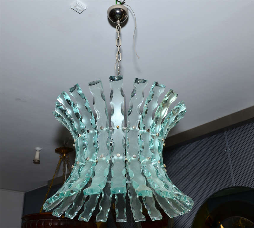 Fantastic chandelier in the style of Fontana Arte in broken glass with five lights.