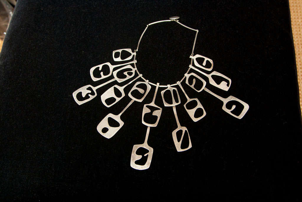 Superbe collier en argent sterling de fabrication artisanale.  Design/One A suspendre de manière évasée sur le cou et la poitrine.
Marqué Sterling