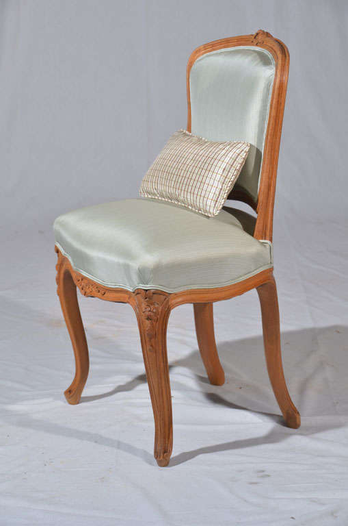 Walnut child's chair in the style of Louis XV In Excellent Condition For Sale In Houston, TX