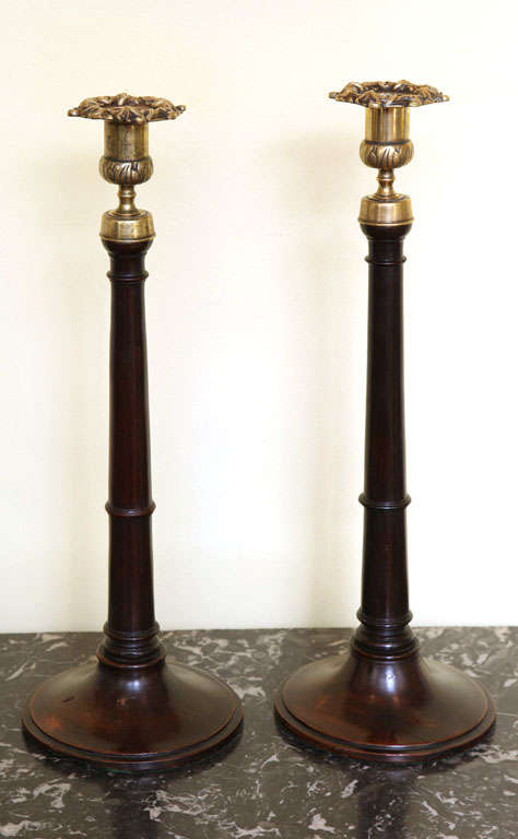 Fine pair of antique Georgian tall ring-turned tapered mahogany candlesticks, with turned and weighted bases and original cast brass foliate nozzle and leaf cast drip-tray and collars. English, circa 1800.