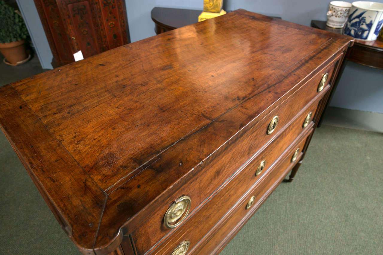 Neoclassical Walnut Chest of Drawers In Good Condition In Stamford, CT