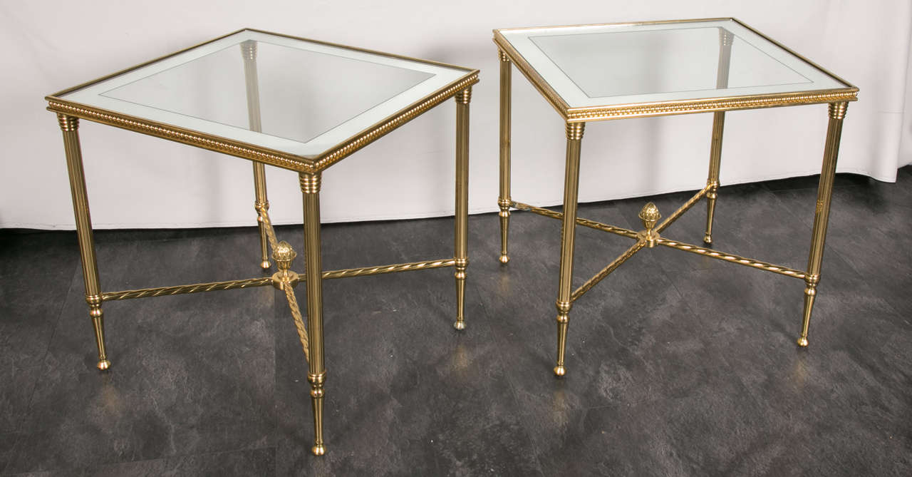 Pair of end tables in gilted brass.
Two shelves each with original mirrors.
The glasses of the shelves have a mirrored frames.
France 1970