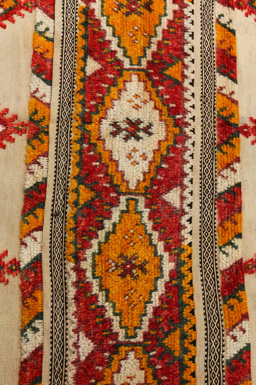Superbe tapis tribal marocain vintage, unique en son genre, à tissage plat alterné avec des motifs en poils longs wo.
CORS, Design/One, peut être utilisé comme une pièce d'art abstrait moderniste accrochée au mur, ou simplement comme un revêtement