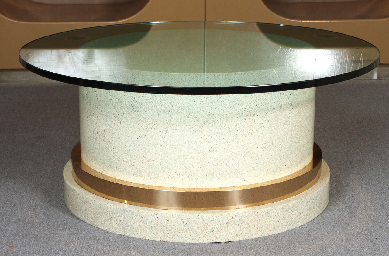 Piédestal bas:: ou base de table basse en bois et laiton avec une finition en fausse pierre Excellent état - En vente à New York, NY
