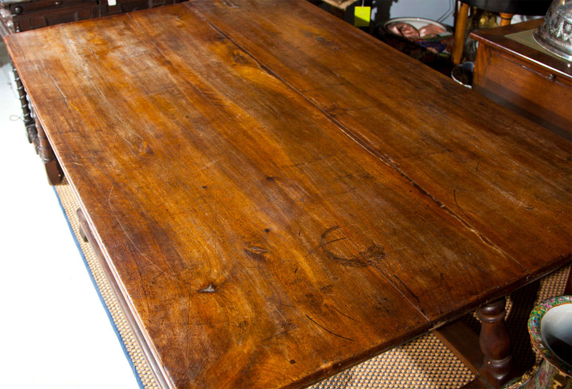Antique Walnut Tavern Table In Excellent Condition In Stamford, CT