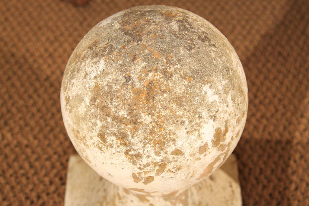 Pair of French Limestone Garden Balls In Excellent Condition In Kirkland, WA