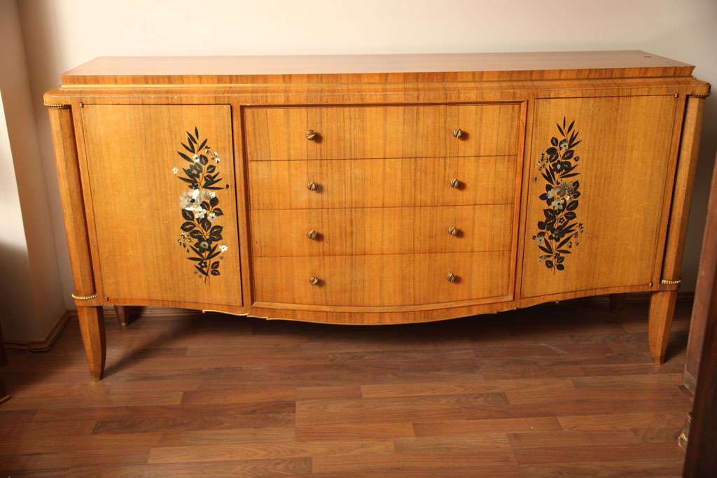 Jules Leleu (1883-1961).

Rare rosewood and ebony sideboard/ "meuble d"appui" decorated with a floral intarsia of green snail and mother-of-pearl, legs with gilded brass sabots.

 

Model illustrated in:

Alain Lesieutre,