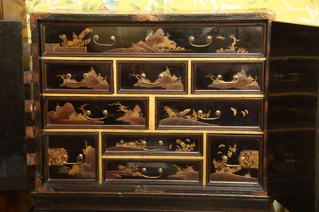 Fine 17th  century Japanes lacquer cabinet on stand. 4