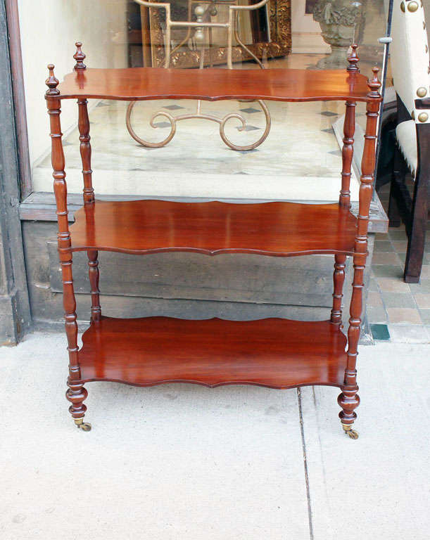 A Fine English Regency Mahogany Étagère In Excellent Condition In Hudson, NY