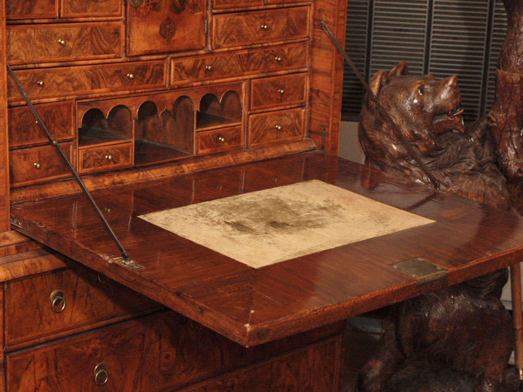Antiker englischer Nussbaum-Schreibtisch aus dem frühen 18. (Englisch)