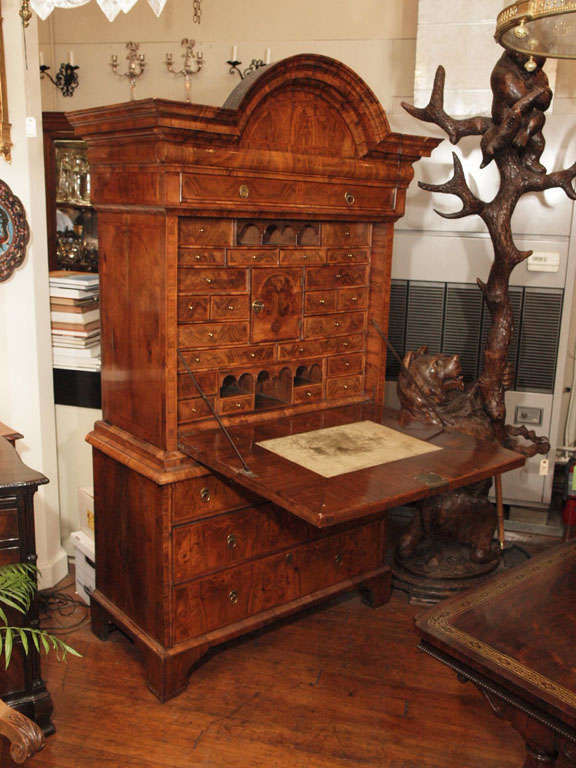 Antique early 18th century English burled walnut fall-front desk. Superb veneers and banding. A real treasure of an antique.
Measures: Fall-front is 28