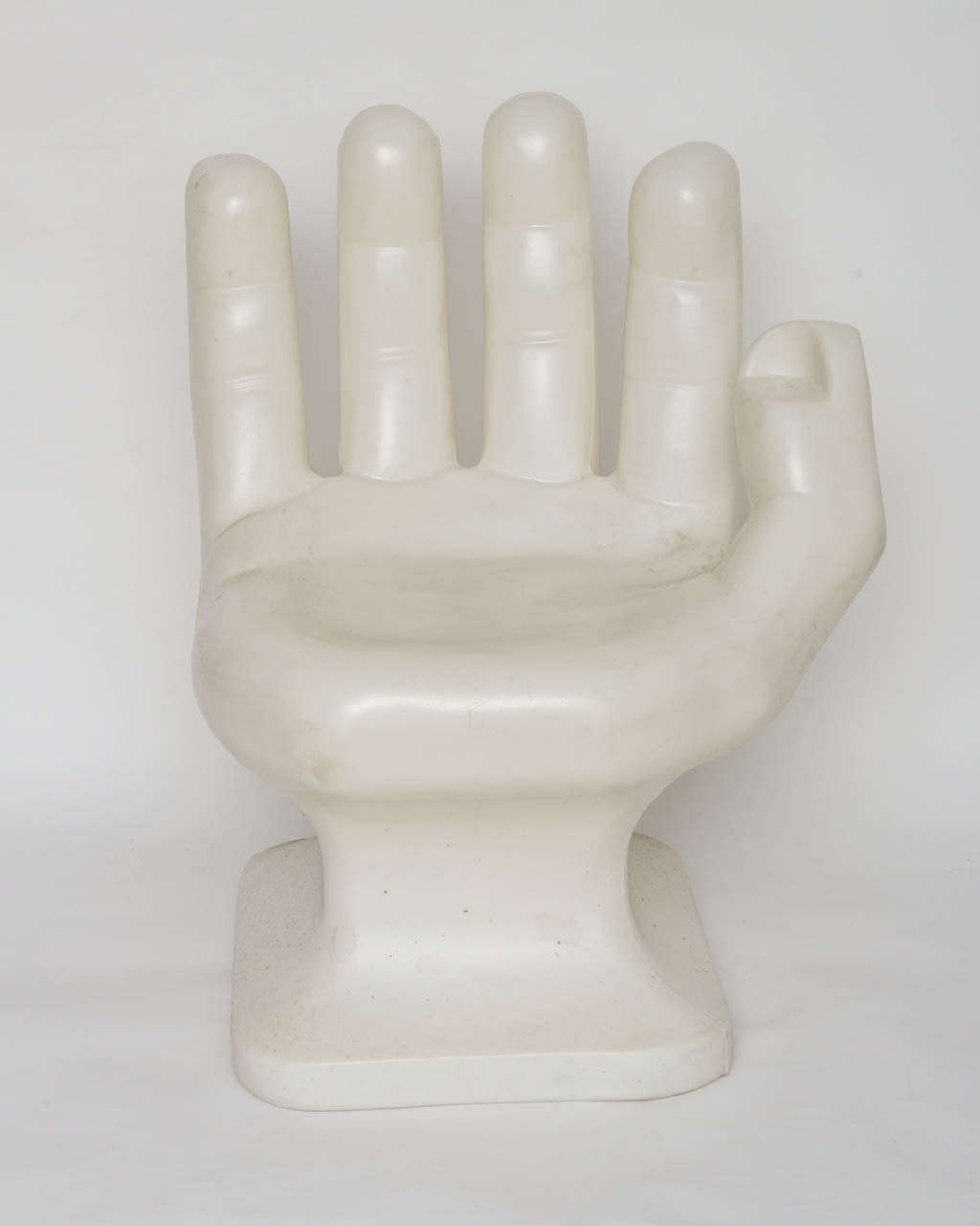Schöner großer POP:: HAND Stuhl aus weißem Kunststoff.  Dieser bequeme Stuhl wird immer das Gesprächsthema in jedem Raum sein.