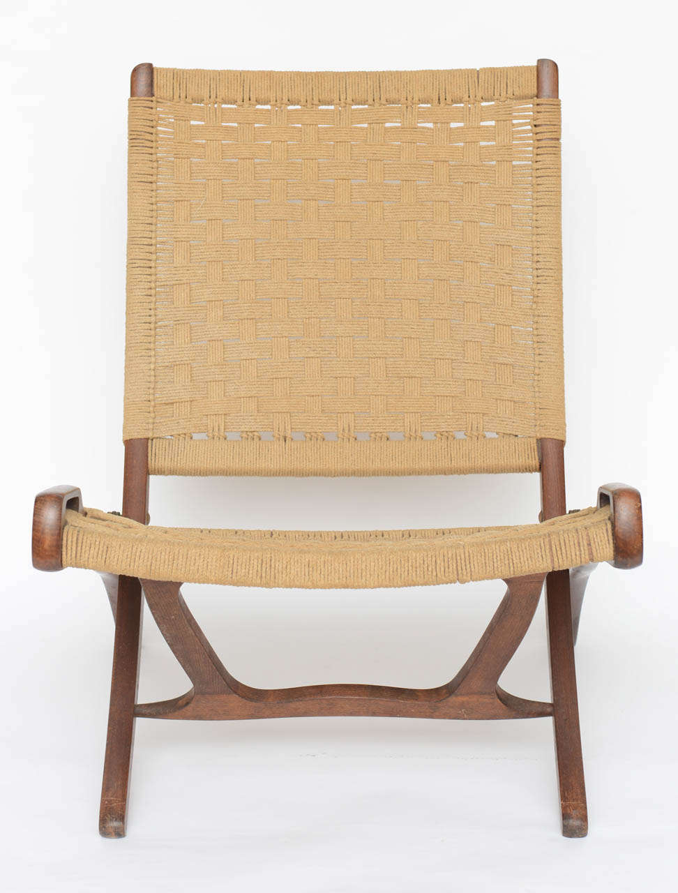 Belle paire de chaises pliantes à cordes tressées en noyer 1950.