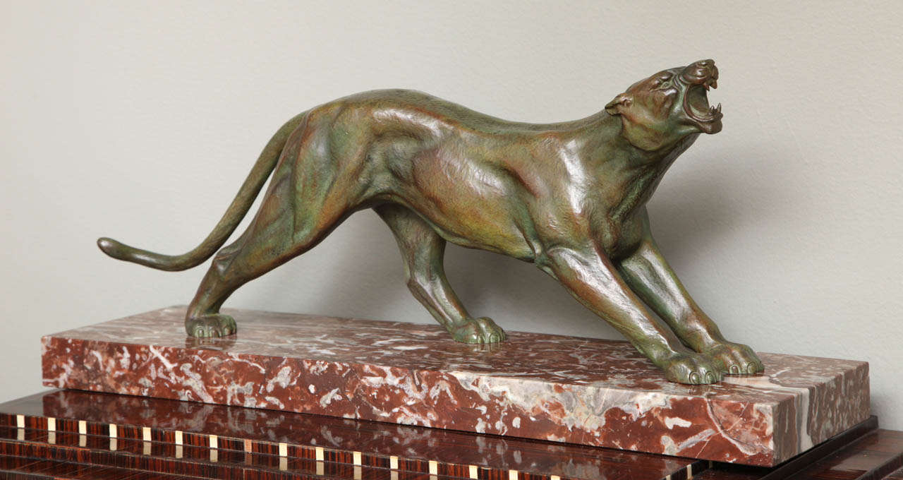 Pantera Art Deco francese di J. Davergne, bronzo patinato verde su base di marmo, anni '30 circa, firma incisa sul marmo.
Misure: 23,6