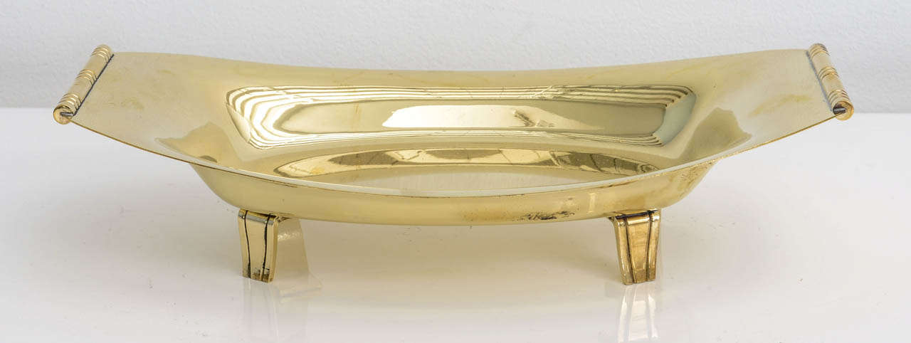 Elegant ,chic tray / bowl designed by Tommi Parzinger for Dorlyn Silversmiths . Excellent condition . Please check out my other pieces from the Parzinger  for Dorlyn collection.