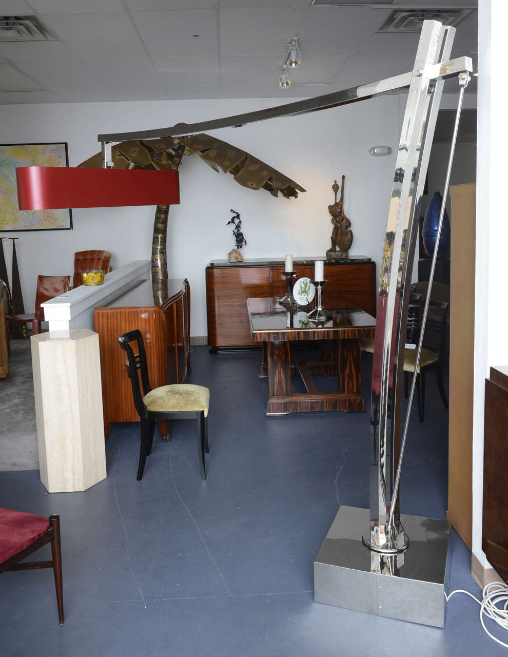 Unique monumental sculptural lamp, balanced proportions, exceptional shape design for this imposing Mid century chrome floor lamp.
The Hermes red lacquered sheet metal shade is hanging at the end of a long articulated arm. Halogens lamps (250
