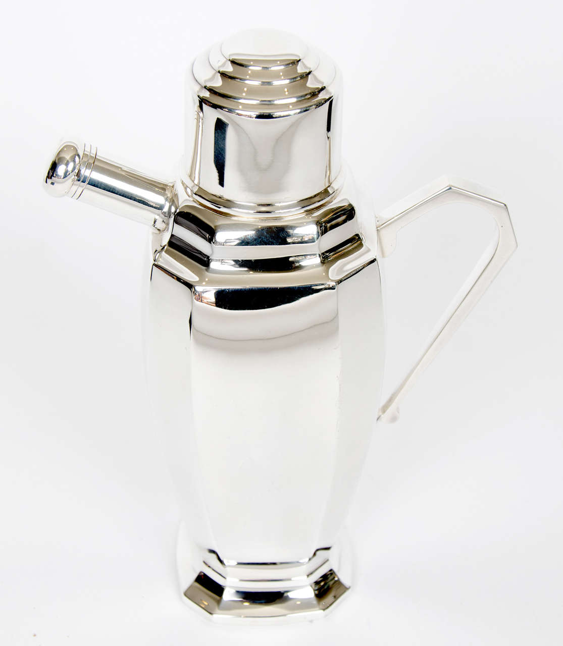 Silver plate cocktail Shaker, with a silver topped cork stopper on the spout.

Please enquire for shipping costs due to weight and size of the item.