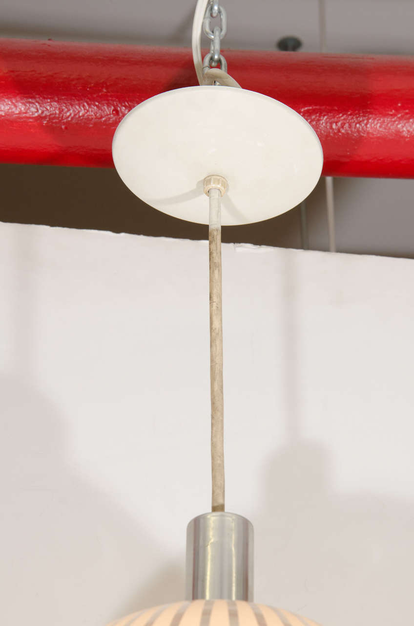 Ein italienischer Globenanhänger aus der Mitte des Jahrhunderts aus Klarglas mit weißen Streifen (Italienisch) im Angebot