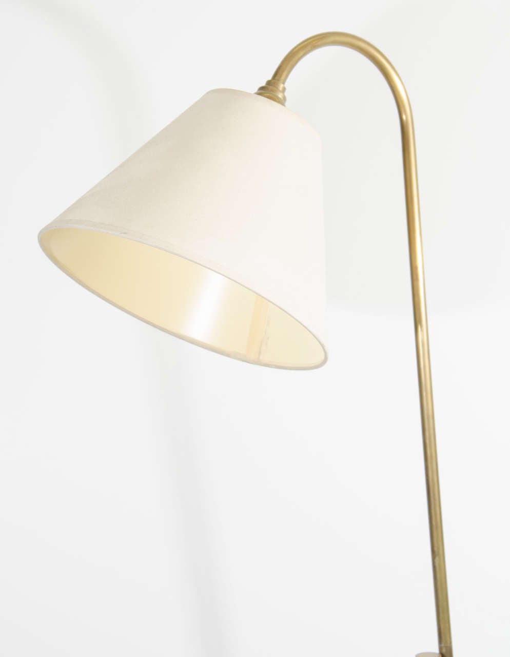 20th Century A Midcentury Brass Floor Lamp with Adjustable Pole