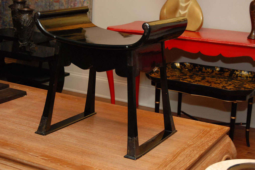Japanese black lacquer bench In Excellent Condition In Hudson, NY
