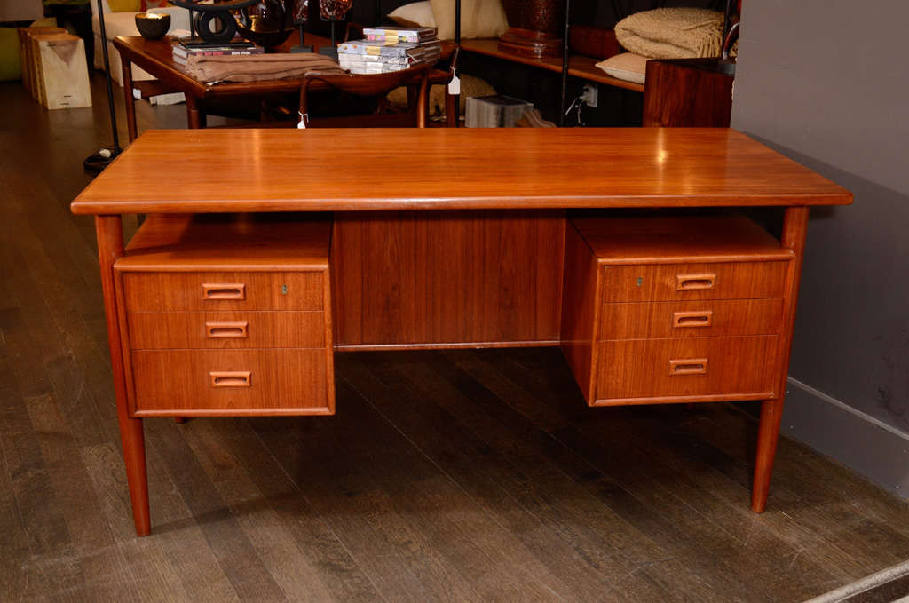 Mid Century Teak Desk In Excellent Condition For Sale In New York, NY