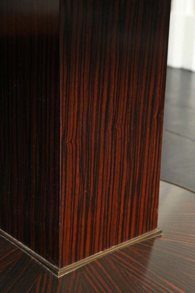 Macassar and Ebony Pedestal Table In Good Condition For Sale In New York, NY