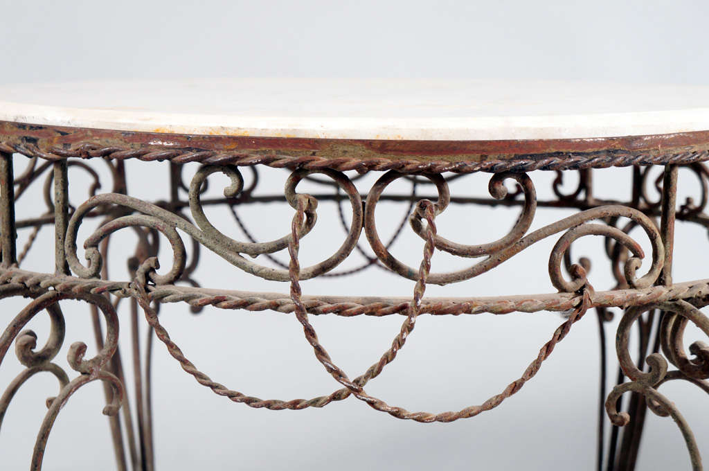 20ième siècle Paire de tables en fer avec plateau en marbre en vente