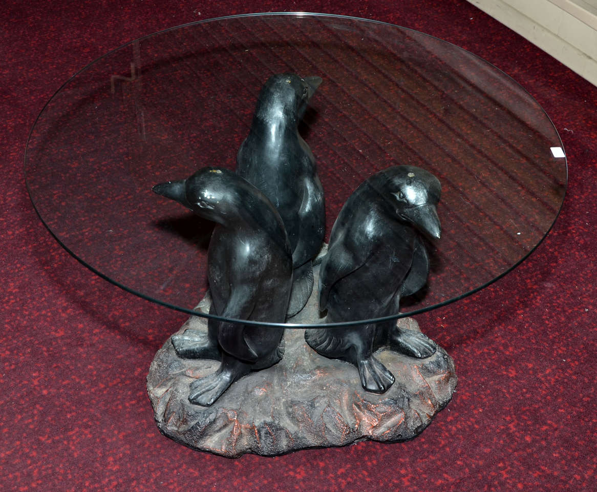 couchtisch aus den 1970er Jahren mit einem Sockel aus Harz, der drei Pinguine darstellt, und einer Platte aus Glas.