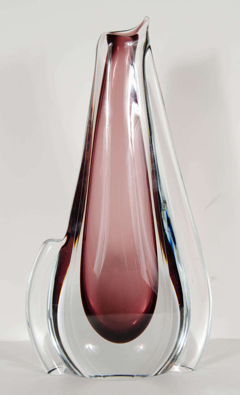 This gorgeous vase features a aubergine and clear swirl design. This is a great organic free flow design which is beautifully made.