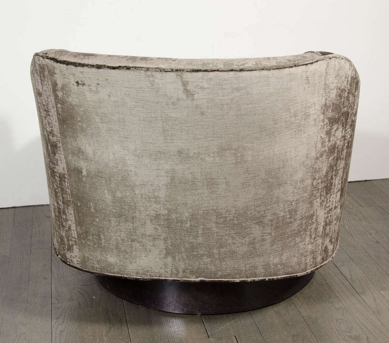 Mid-Century Biscuit Tufted Swivel Chair by Milo Baughman in Lux Grey Velvet In Excellent Condition In New York, NY