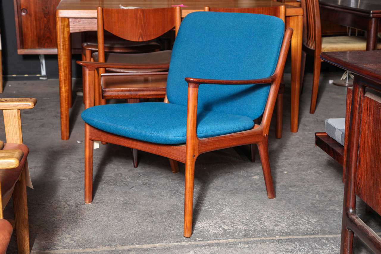 Vintage 1950s Midcentury armchair by Ole Wanscher

This vintage armchair is in like-new condition and is very comfortable. The shape is as elegant as any other Ole Wanscher chair. Goes in any room you need a comfy place to sit down. We can
