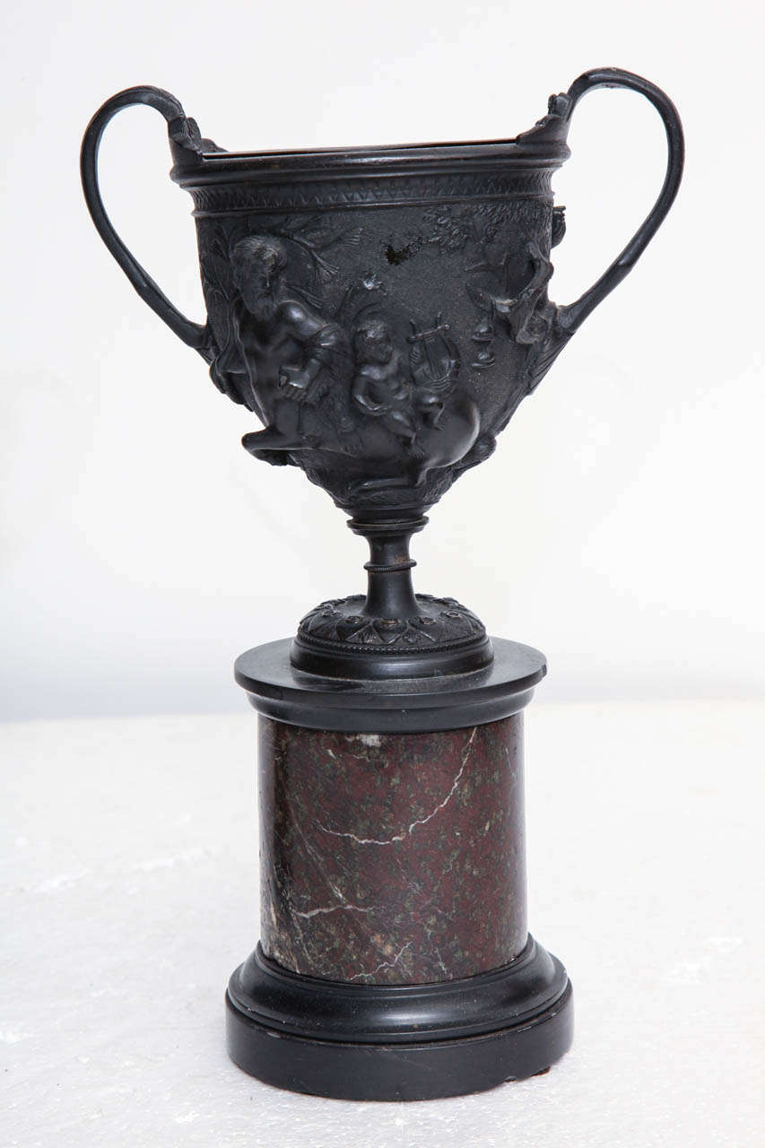 Pair of 19th Century French Bronze Urns In Good Condition For Sale In New York, NY