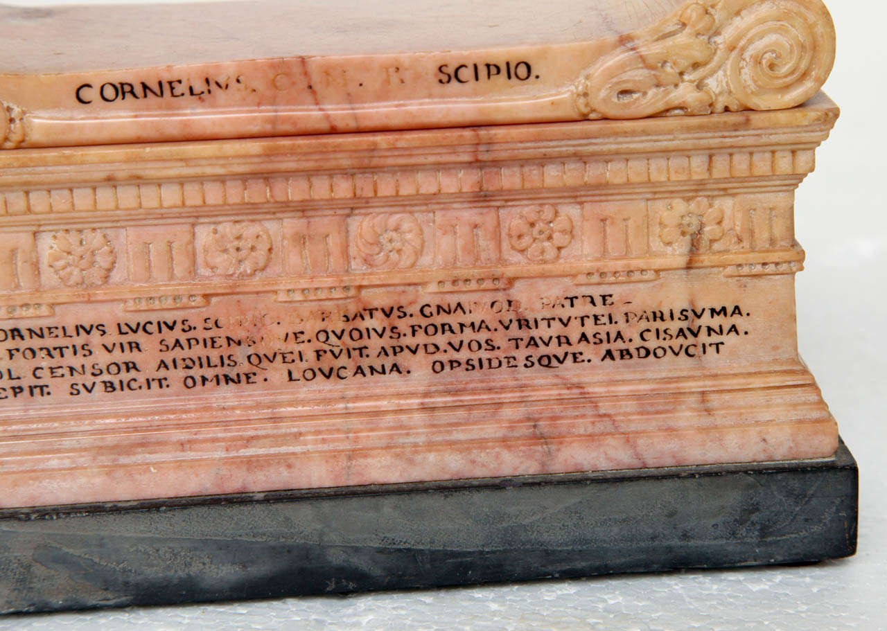Modèle grand tour italien du 19ème siècle en marbre de Sienne représentant le tombeau de Scipio 3