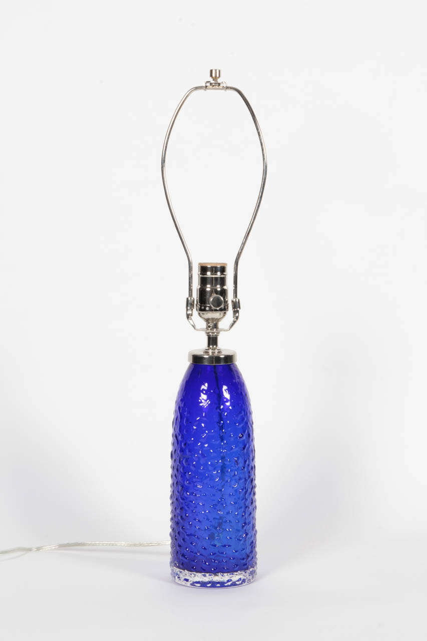 Paire de lampes en verre bleu cobalt en forme de bouteille, de style scandinave moderne, avec texture de verre bullé. Recâblé pour une utilisation aux USA, ampoule 100W max.