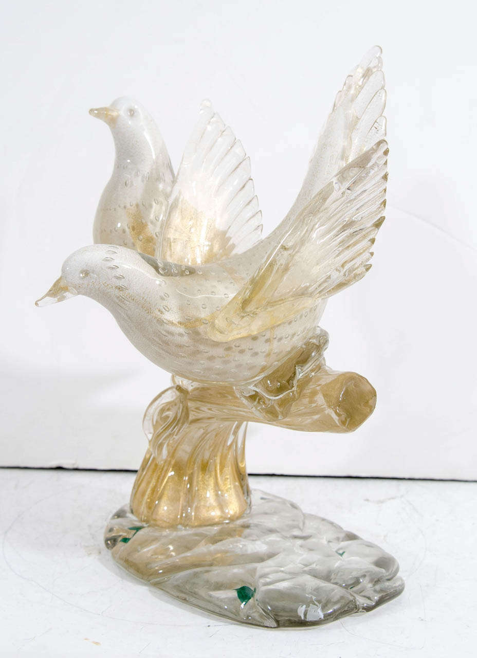 A vintage Barovier and Toso bird sculpture, hand forged with gold-fleck clear and cased white glass. Made in Murano, Italy and retailed by Tiffany & Co.

Good vintage condition with age appropriate wear.