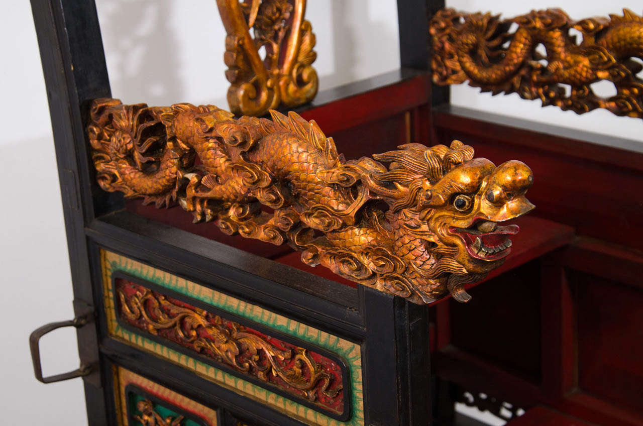 Chaise trône chinoise en bois sculpté du début du XIXe siècle Bon état à New York, NY