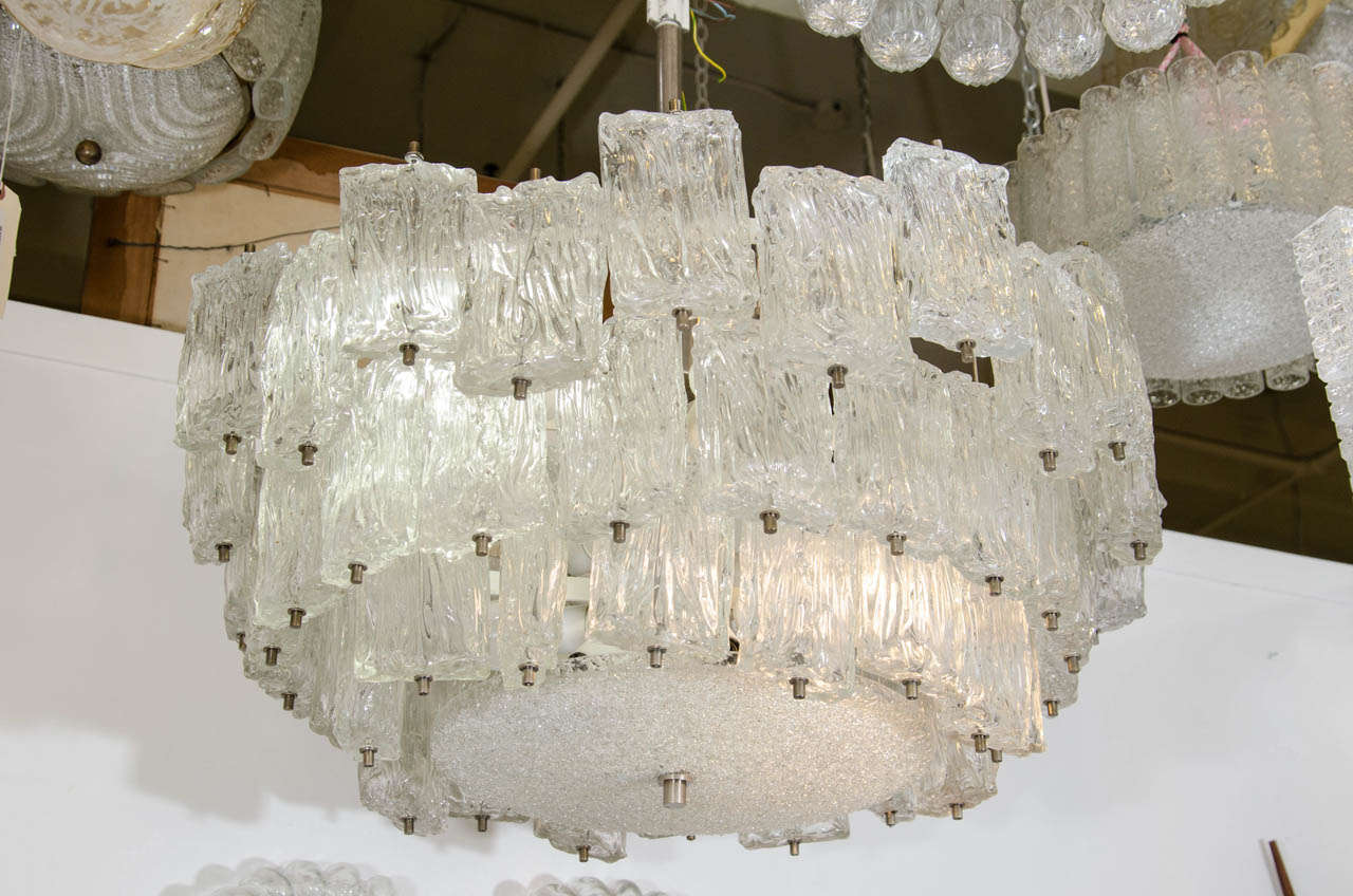 Monumentaler Barovier & Toso Muranoglas-Kronleuchter mit drei Etagen aus gewelltem Glas und einem silberfarbenen Stiel. In gutem Vintage-Zustand mit alters- und gebrauchsbedingten Gebrauchsspuren.