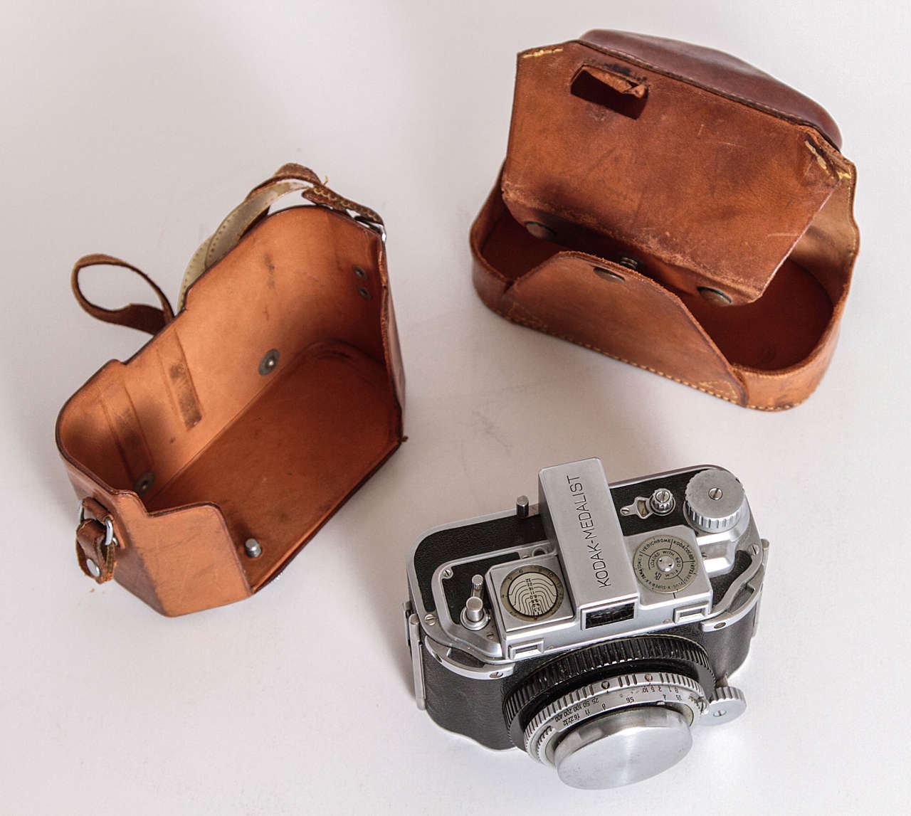 Original Walter Dorwin Teague Kodak Medalist Art Deco Camera with Case In Good Condition In Dallas, TX