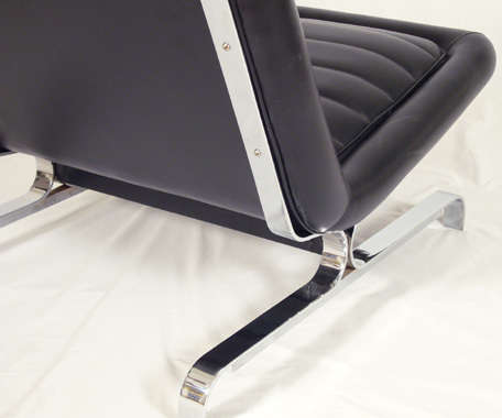 Pair of Chrome and Leather Channel Lounge Chairs In Excellent Condition For Sale In New York, NY