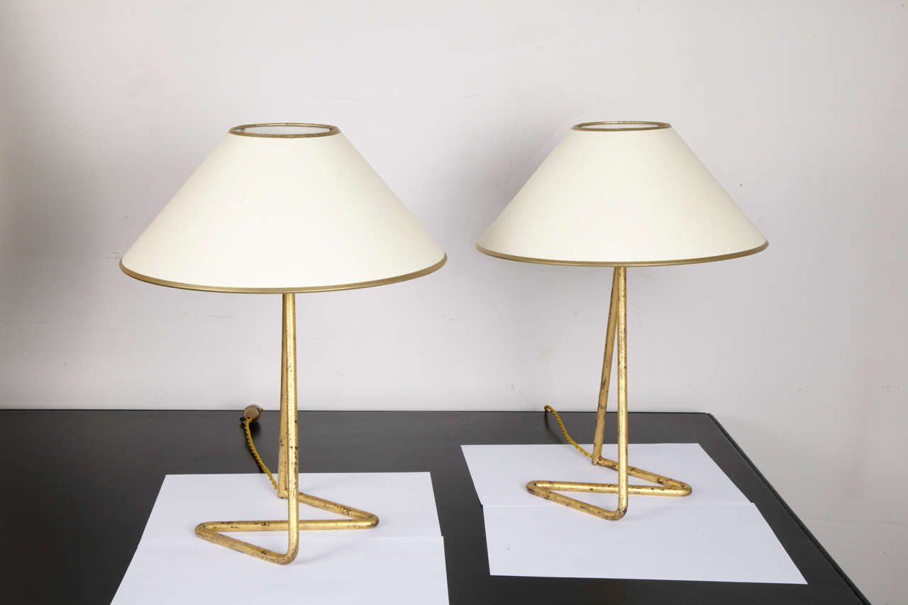 Two lamps y Jean Royère, modèle Zig Zag, metal tube gilded and shade