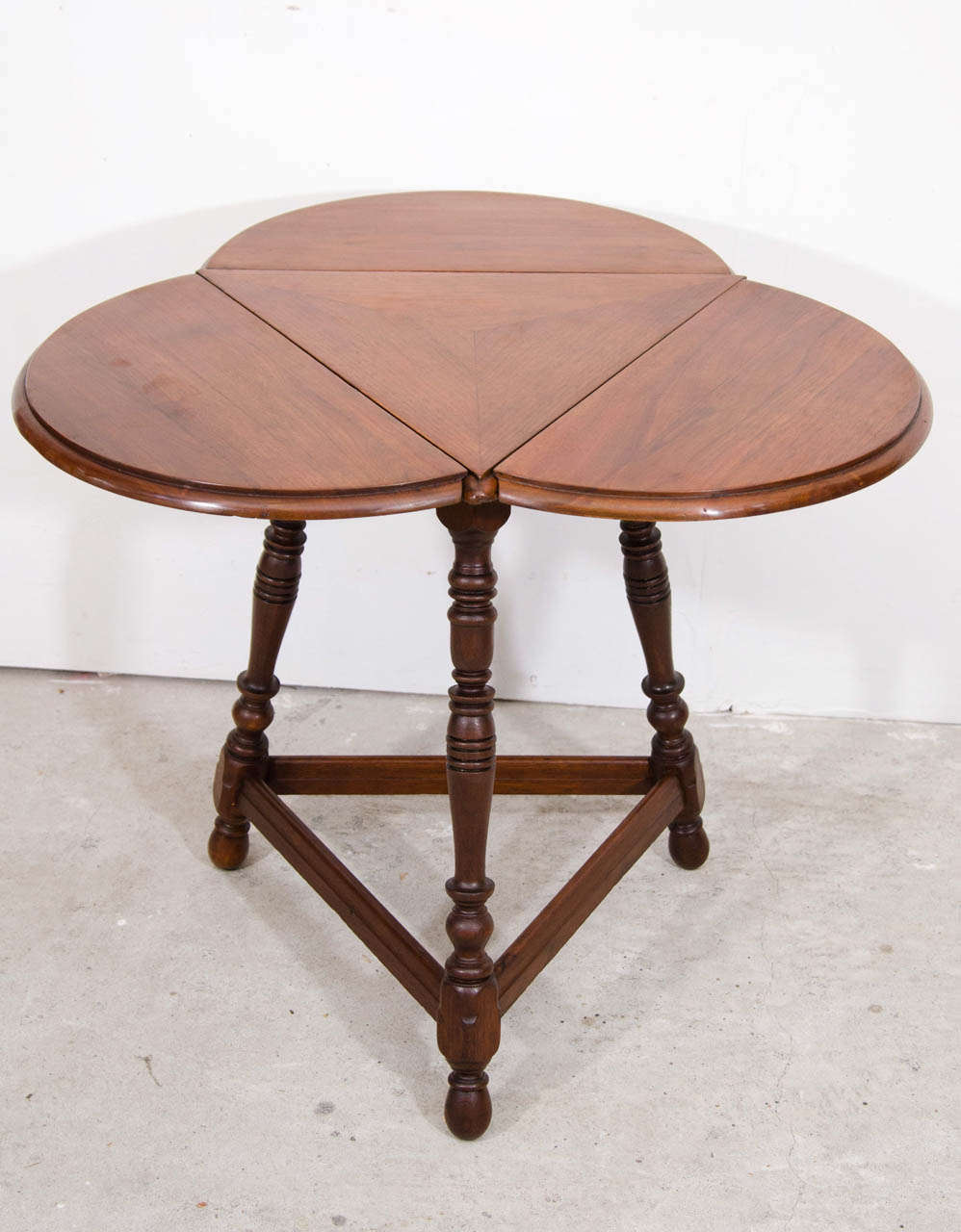 Antique English Walnut Folding Top Cricket Table In Good Condition For Sale In New York, NY