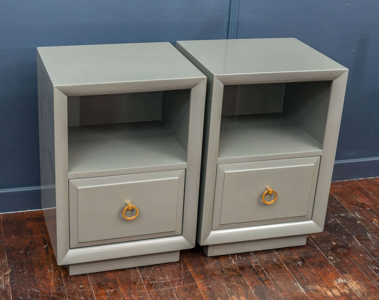 Pair of Widdicomb heather gray lacquer nightstands or end tables with polished brass articulating pulls.