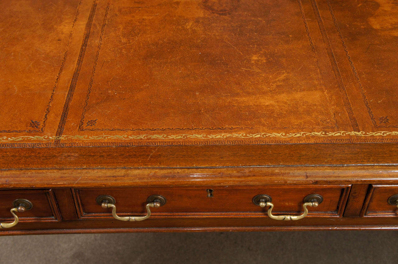 William IV Leather Top Desk In Good Condition In Hudson, NY