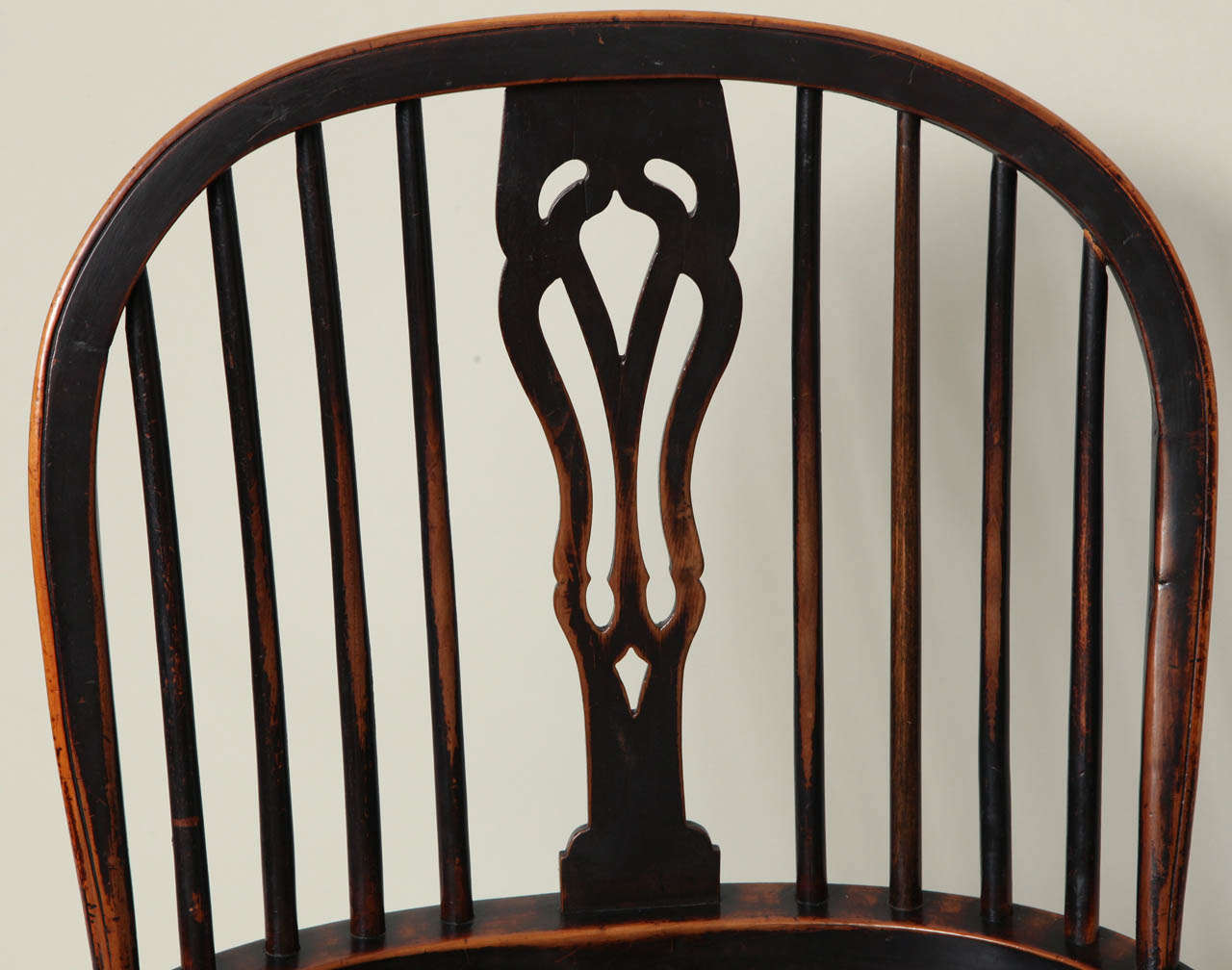 Englischer Windsor-Sessel aus Eibenholz mit Bügelrücken (Mittleres 19. Jahrhundert) im Angebot