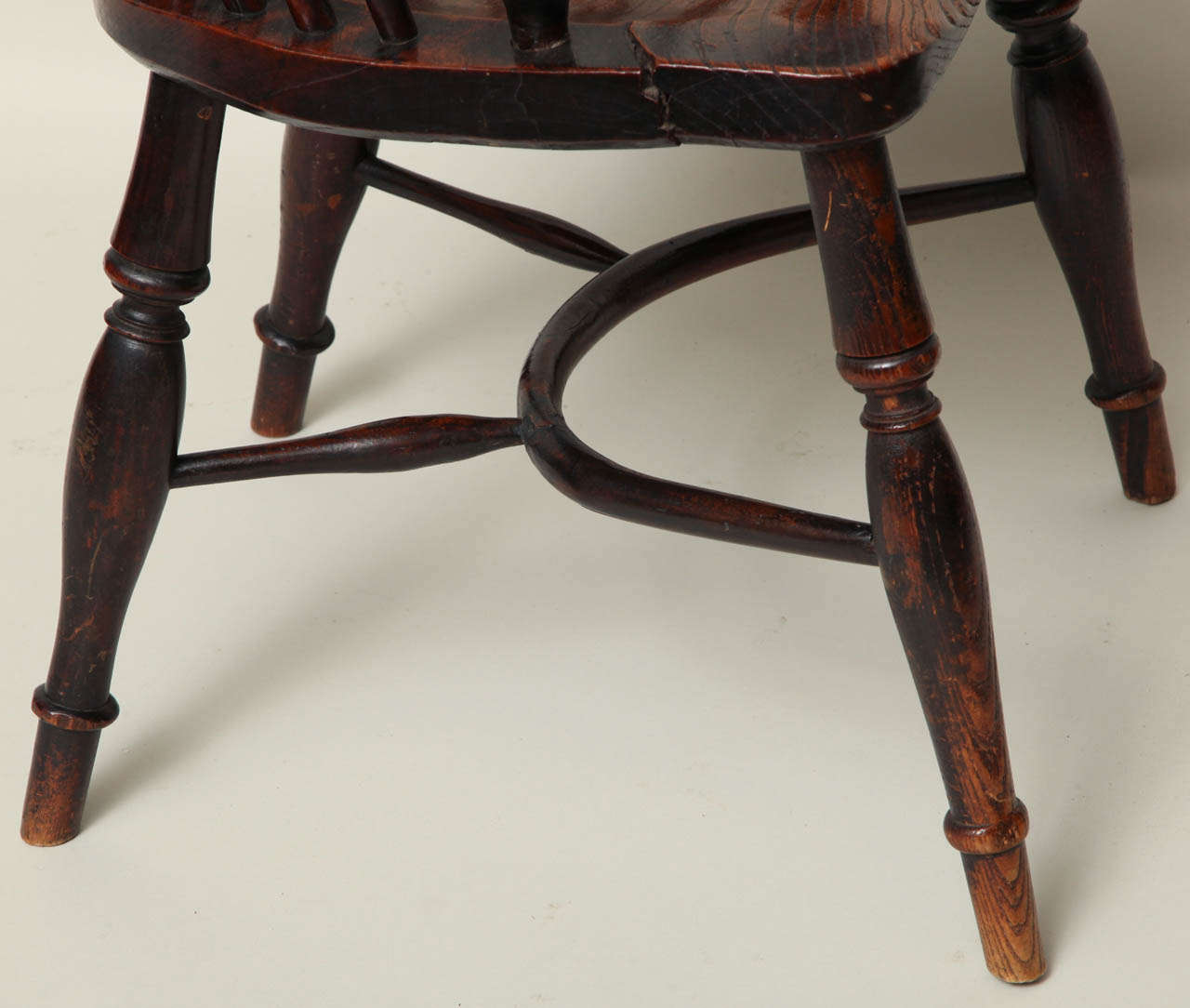 English Yew Wood Hoop Back Windsor Armchair In Excellent Condition For Sale In Greenwich, CT