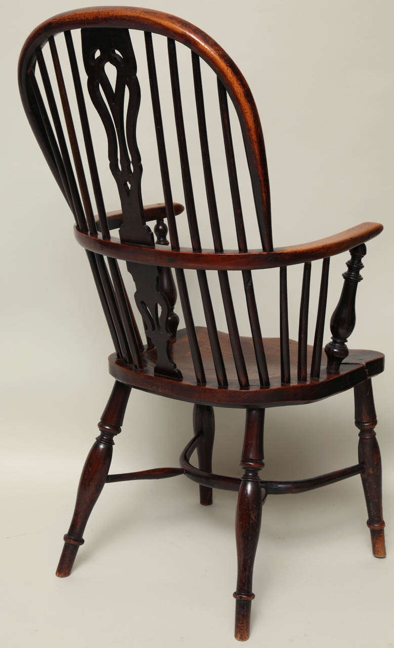 Englischer Windsor-Sessel aus Eibenholz mit Bügelrücken im Angebot 3