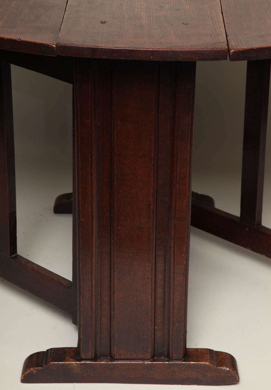 17th c. English or Welsh Oval Gate Leg Table of Rare Form In Good Condition In Greenwich, CT