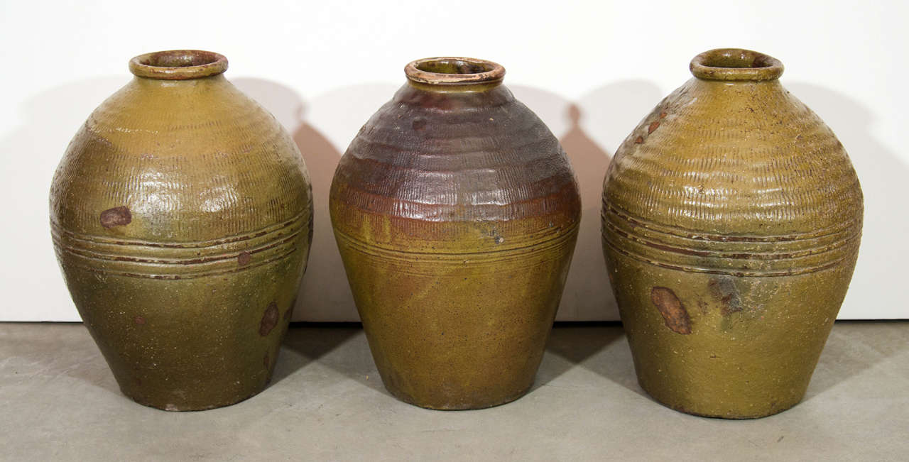 Schön geformte und subtil gefärbte antike chinesische Weinkrüge aus Keramik mit attraktiven Altersspuren.  Einzeln verkauft.  Die Maße können etwas variieren:: kontaktieren Sie den Shop für Details.  Aus der Provinz Shandong:: c. 1920. 
CR716
