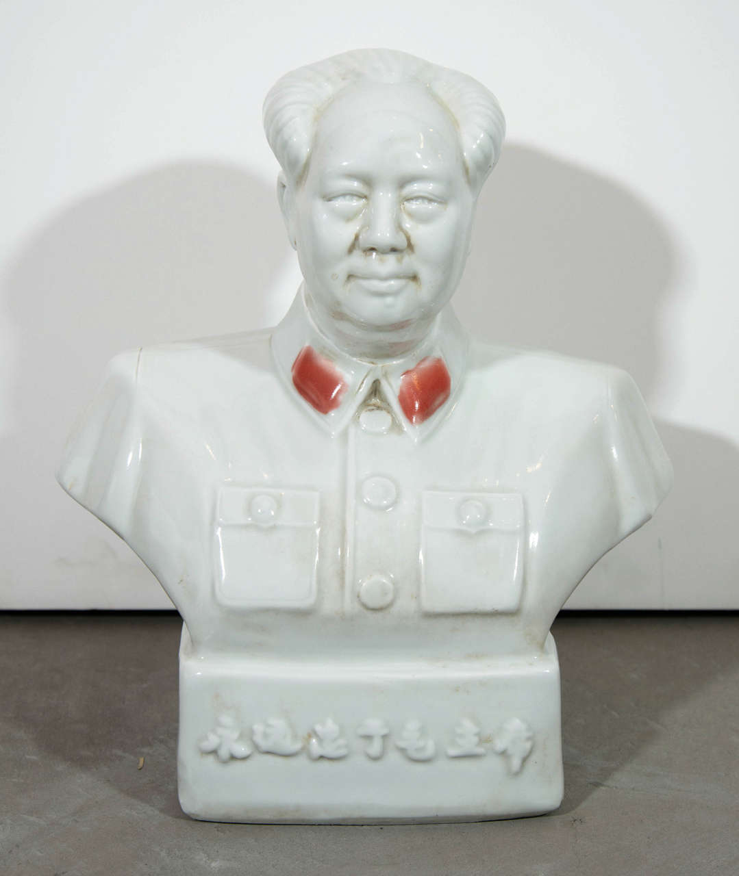 A 1960's cultural revolution bust of Chairman Mao with unusual red collars. A striking piece.
Beijing, c. 1960's.
CR750
